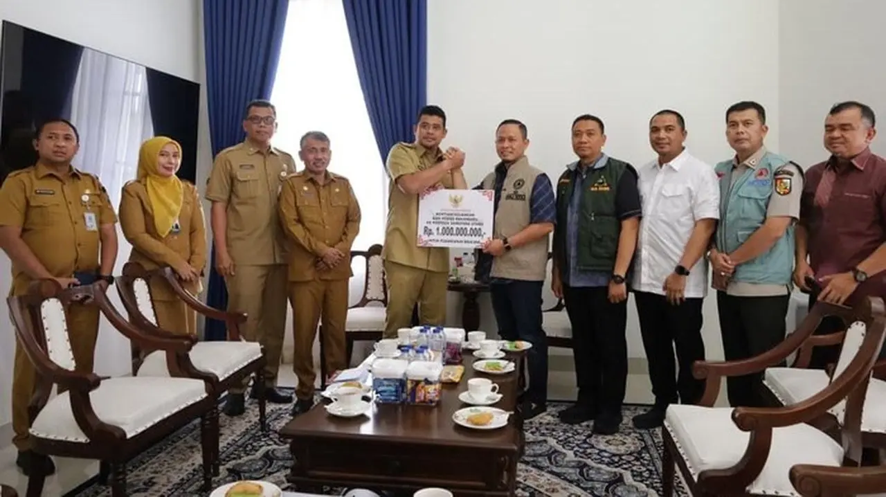 Wali Kota Pekanbaru Serahkan Bantuan Rp 1,5 M untuk Korban Bencana Sumut