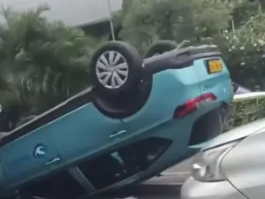 Taksi Terbalik di Bekasi Akibat Ban Pecah, Pengemudi dan Penumpang Selamat