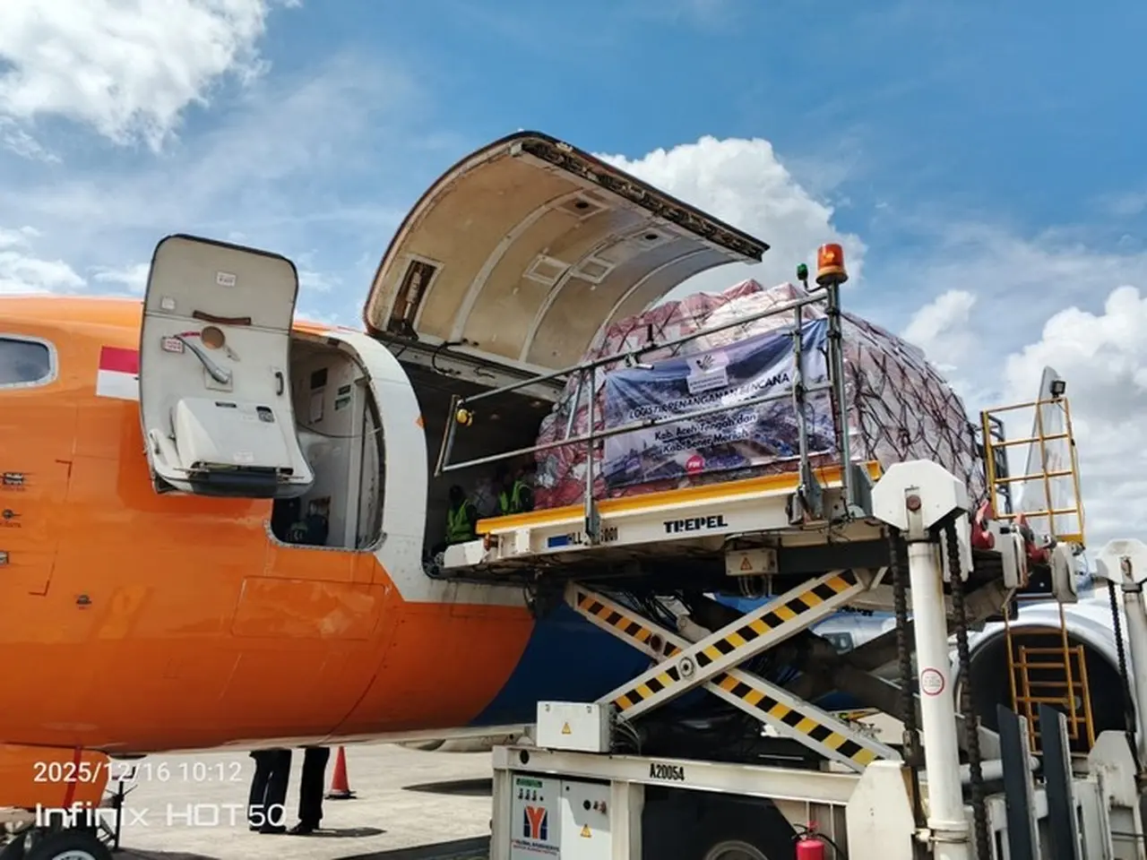 Kemensos Salurkan Bantuan Logistik Korban Banjir Aceh Melalui Jalur Udara ke Tiga Kabupaten Kemensos Salurkan Bantuan Logistik Korban Banjir Aceh Melalui Jalur Udara ke Tiga Kabupaten