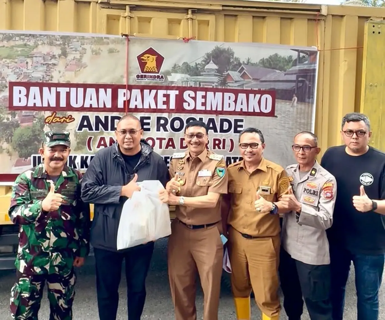 Andre Rosiade Salurkan 5.000 Paket Sembako untuk Korban Bencana Pesisir Selatan