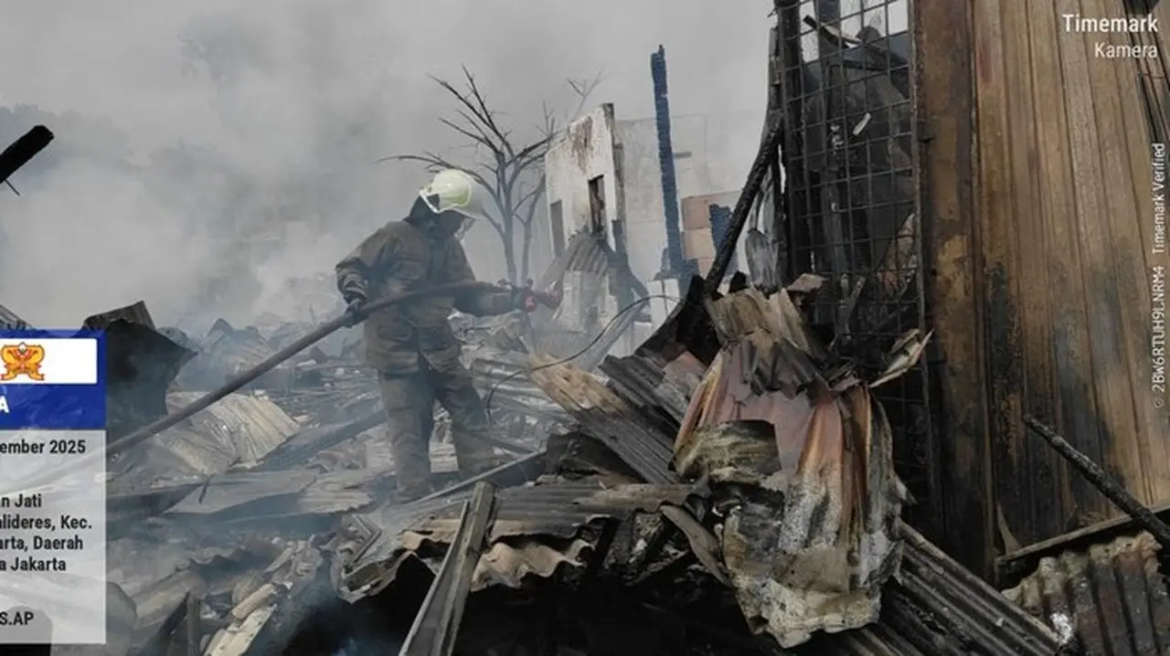 10 Warung di Kalideres Ludes Terbakar Akibat Kompor Menyala Ditinggal Pemilik 10 Warung di Kalideres Ludes Terbakar Akibat Kompor Menyala Ditinggal Pemilik