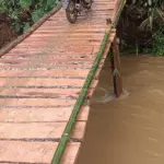 Jembatan Ambruk di Pandeglang Belum Diperbaiki, Warga Swadaya Bangun Jembatan Darurat