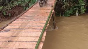Jembatan Ambruk di Pandeglang Belum Diperbaiki, Warga Swadaya Bangun Jembatan Darurat