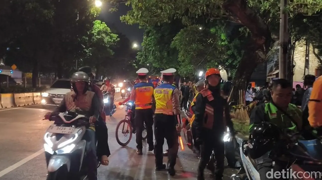 Kebakaran Gedung Terra Drone Jakpus: 22 Tewas, Ratusan Warga Memadati TKP