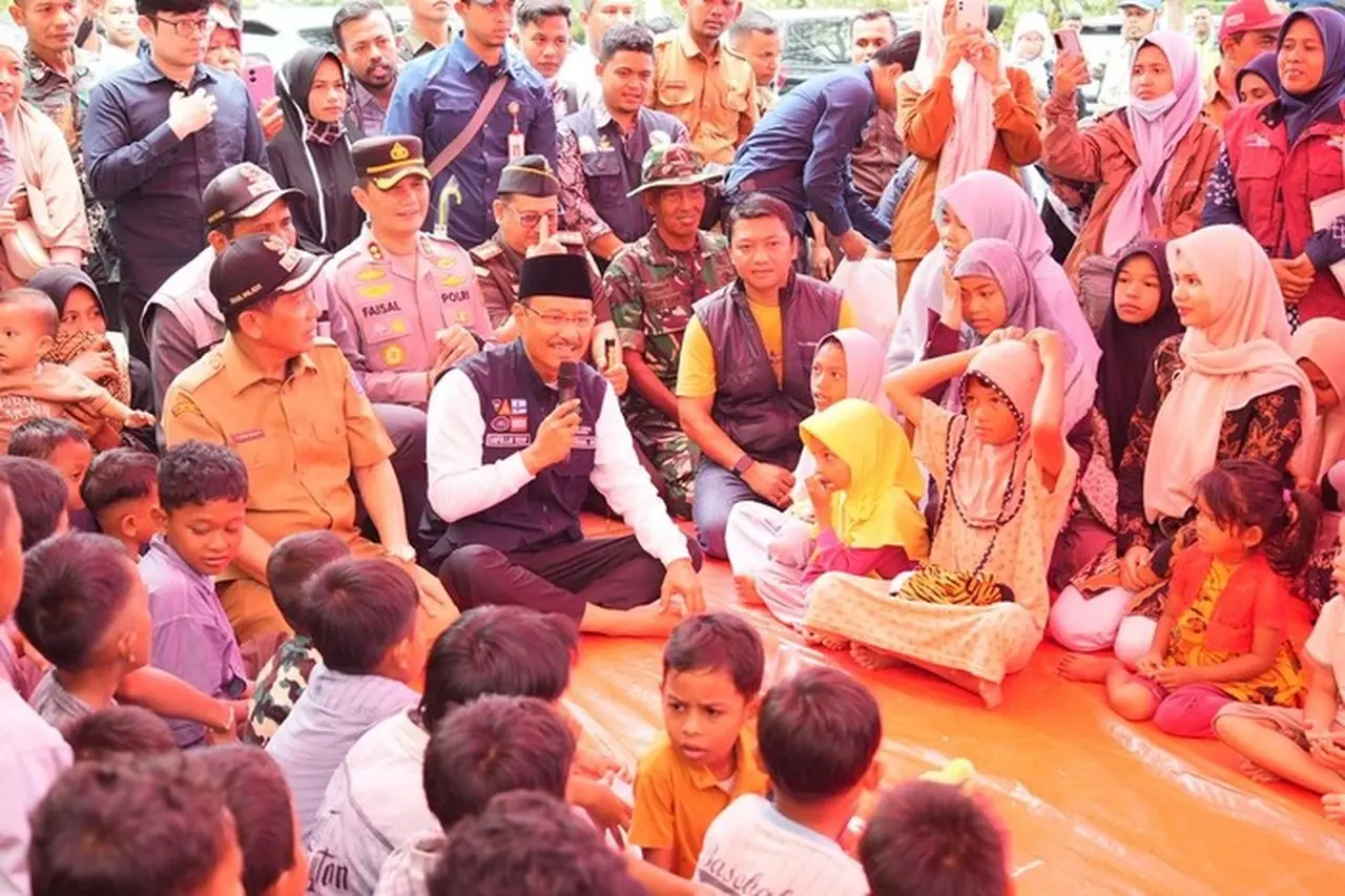 Mensos Serahkan Santunan Rp15 Juta untuk Ahli Waris Korban Bencana Aceh, Perluasan Dapur Umum Diminta Mensos Serahkan Santunan Rp15 Juta untuk Ahli Waris Korban Bencana Aceh, Perluasan Dapur Umum Diminta