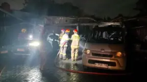 Diduga Korsleting Listrik, Kebakaran Hebat Hanguskan Kantor Rental dan Empat Mobil di Depok
