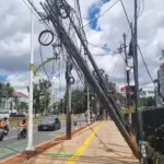 Warga Tebet Khawatir Bahaya Kabel Menjuntai dan Tiang Miring di Jalan Dr Soepomo Jakarta Selatan