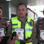 Korlantas Polri Salurkan Ribuan Paket Sembako dan Rendang ke Warga Terdampak Bencana di Sumbar