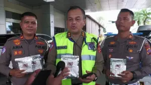 Korlantas Polri Salurkan Ribuan Paket Sembako dan Rendang ke Warga Terdampak Bencana di Sumbar