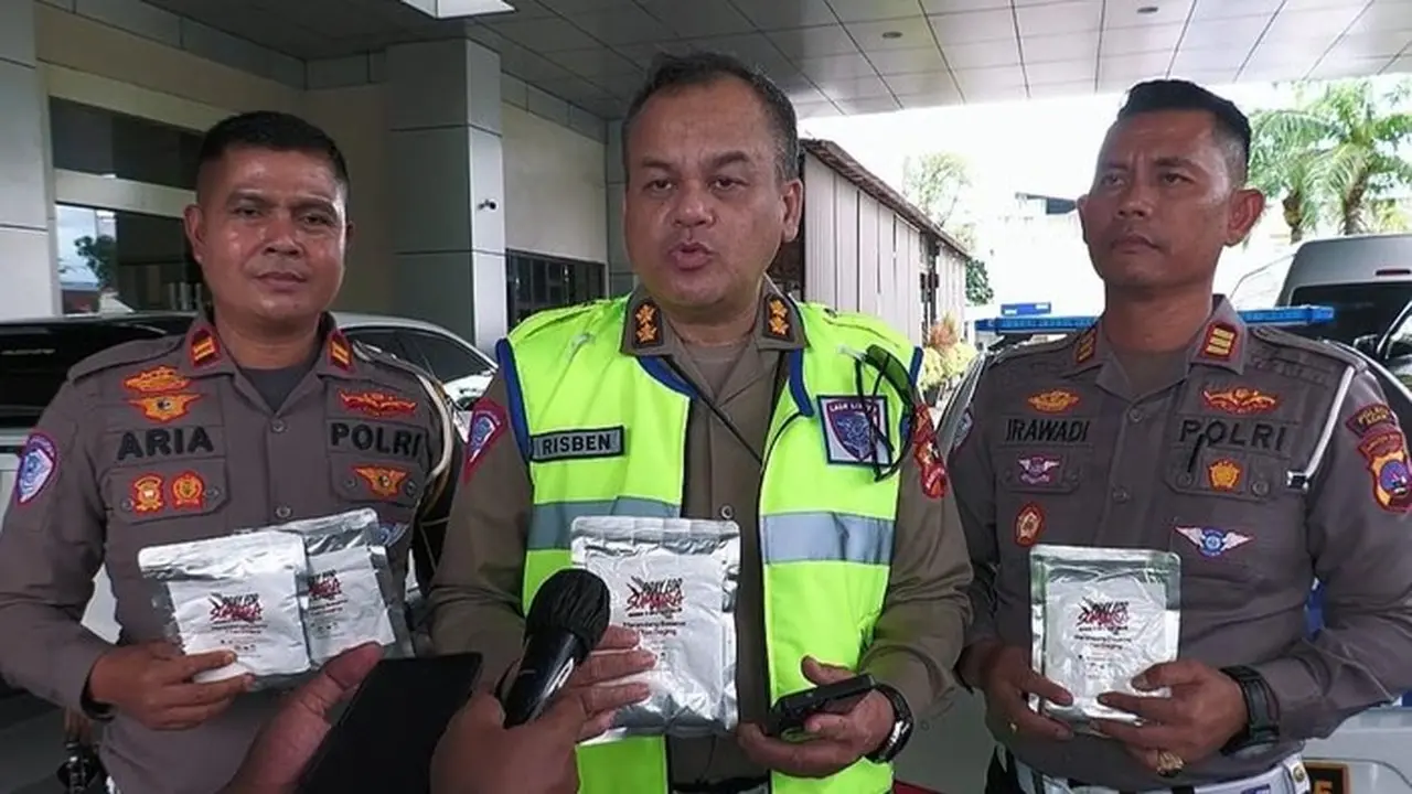 Korlantas Polri Salurkan Ribuan Paket Sembako dan Rendang ke Warga Terdampak Bencana di Sumbar Korlantas Polri Salurkan Ribuan Paket Sembako dan Rendang ke Warga Terdampak Bencana di Sumbar