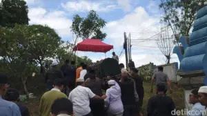 Isak Tangis Keluarga Iringi Pemakaman Muhammad Axle, Bocah Korban Pembunuhan di Rumah Mewah Cilegon