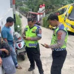 Bus Angkut Puluhan Santri Asal Depok Terperosok ke Parit di Jalur Alternatif Puncak
