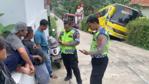 Bus Angkut Puluhan Santri Asal Depok Terperosok ke Parit di Jalur Alternatif Puncak
