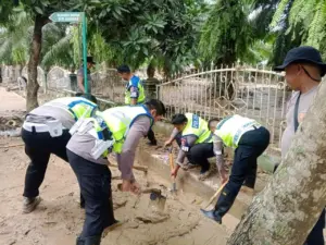 Korlantas Polri Bersihkan Masjid Terdampak Banjir di Aceh Tamiang, Bantu Warga Pulihkan Fasilitas Ibadah