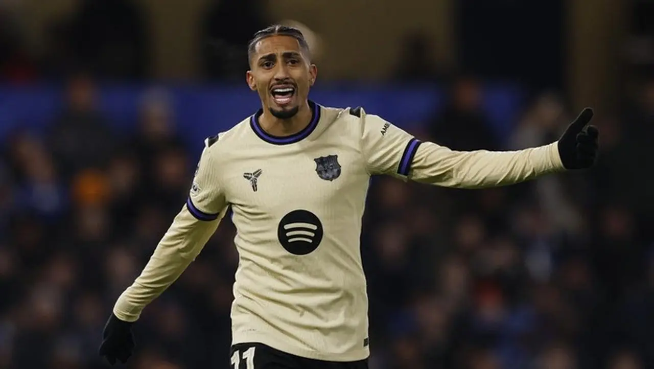 Istri Raphinha Kecewa Berat Usai Suaminya Gagal Masuk Tim Terbaik FIFA 2025: ‘Apakah Raphinha Main Basket?’