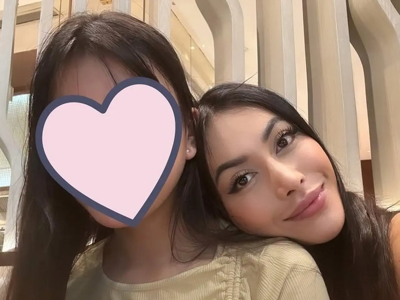 Denada Ungkap Tantangan Parenting Jarak Jauh dengan Aisha, Terapkan “Tangan Besi” untuk Hal Tak Bisa Didiskusikan