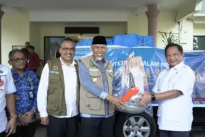 Mendagri Tito Karnavian Serahkan Bantuan Kemanusiaan untuk Korban Bencana di Sumatera Barat