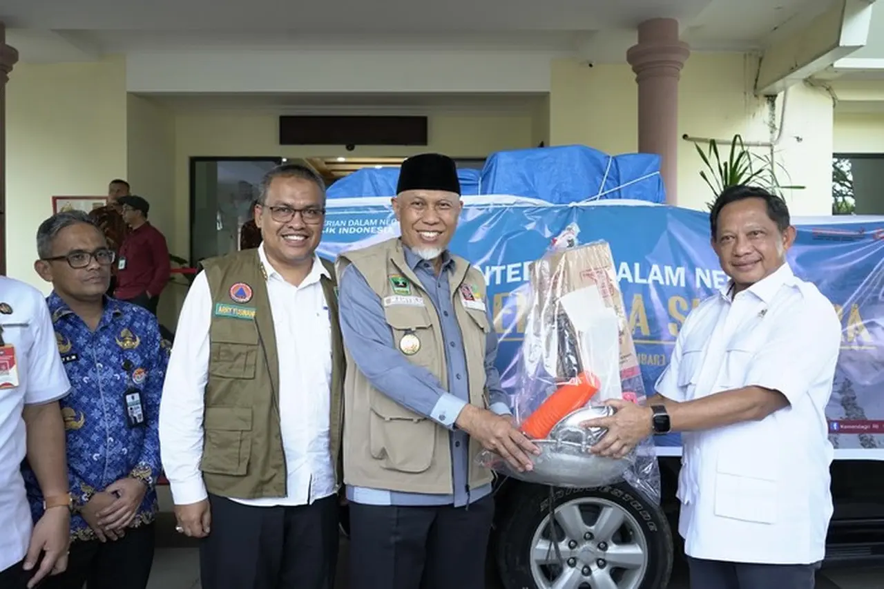 Mendagri Tito Karnavian Serahkan Bantuan Kemanusiaan untuk Korban Bencana di Sumatera Barat
