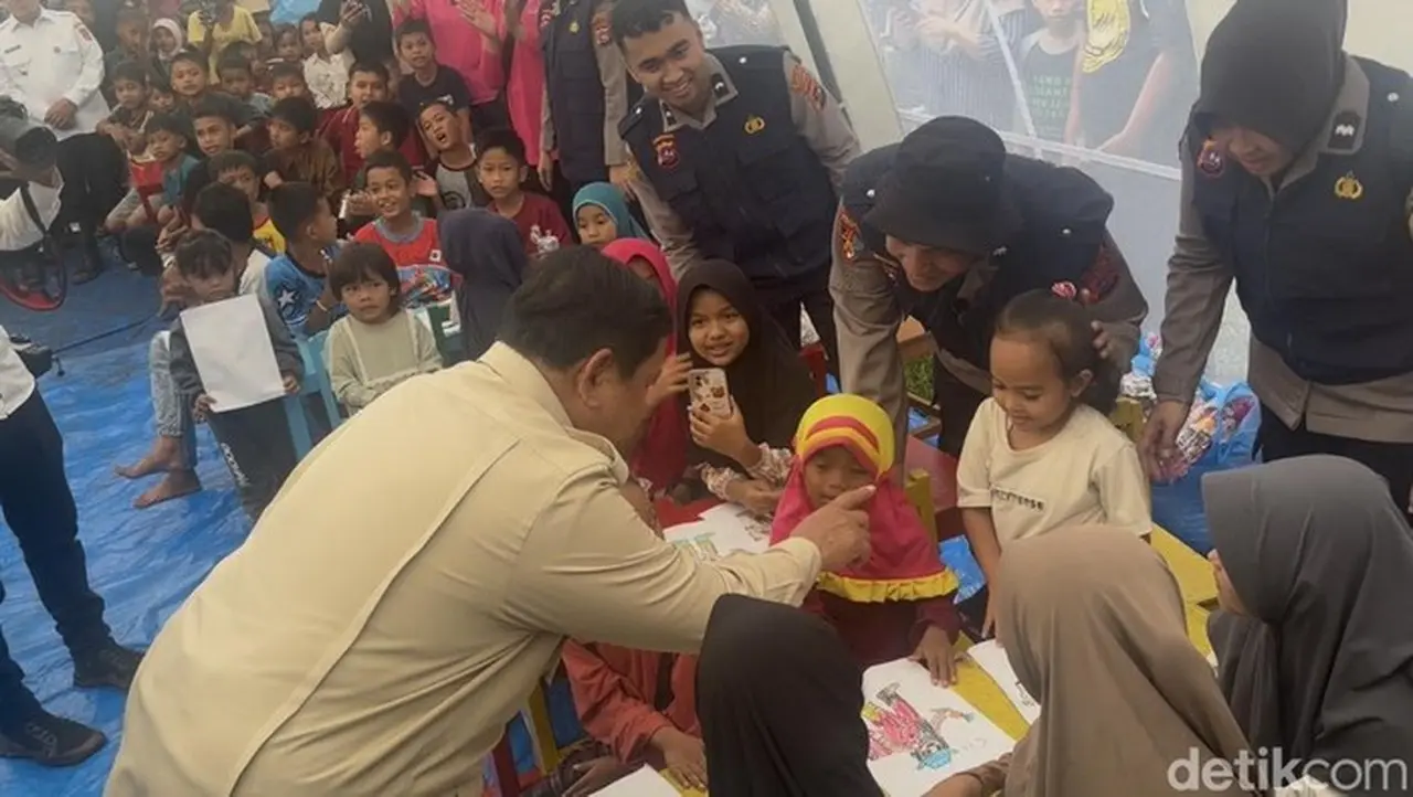 Presiden Prabowo Tinjau Posko Pengungsian Agam, Berinteraksi dengan Anak-anak Korban Bencana