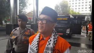 Immanuel Ebenezer Tampil Beda dengan Syal dan Peci Hitam Jelang Pelimpahan Berkas Kasus K3 Kemnaker