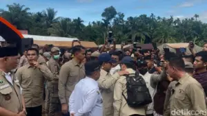 Presiden Prabowo Subianto Tinjau Posko Pengungsian dan Pembangunan Hunian Sementara di Agam, Sumatera Barat
