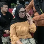 Isak Tangis Ibu Cari Anaknya di RS Polri: HP Raihan Tak Aktif