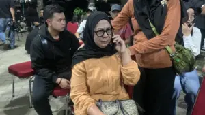 Isak Tangis Ibu Cari Anaknya di RS Polri: HP Raihan Tak Aktif