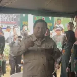 Prabowo: “Enak, Telur Ceplok” Saat Tinjau Dapur Umum Pengungsian Bencana di Agam, Sumbar