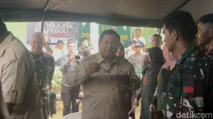 Prabowo: “Enak, Telur Ceplok” Saat Tinjau Dapur Umum Pengungsian Bencana di Agam, Sumbar