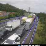 Cuaca Buruk Hambat Sandar Kapal di Merak, Antrean Kendaraan Memanjang hingga 3 Km di Tol