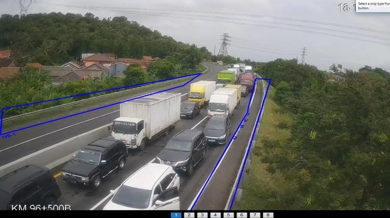 Cuaca Buruk Hambat Sandar Kapal di Merak, Antrean Kendaraan Memanjang hingga 3 Km di Tol