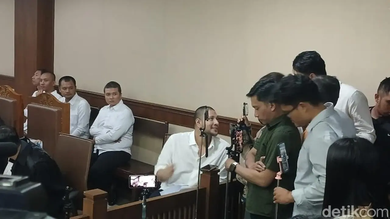 Ammar Zoni Ditegur Hakim di Persidangan Kasus Narkoba Usai Kepergok Ngobrol dengan Adik