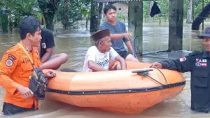 Banjir Sungai Cidanau Rendam Serang, BPBD Evakuasi Lansia dan Warga Sakit di Ketinggian 1 Meter