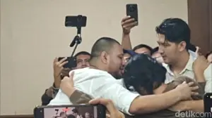 Ammar Zoni Terisak Peluk Adik Jelang Sidang Narkoba: “Maafin Gue, Gua Gak Bersalah!”