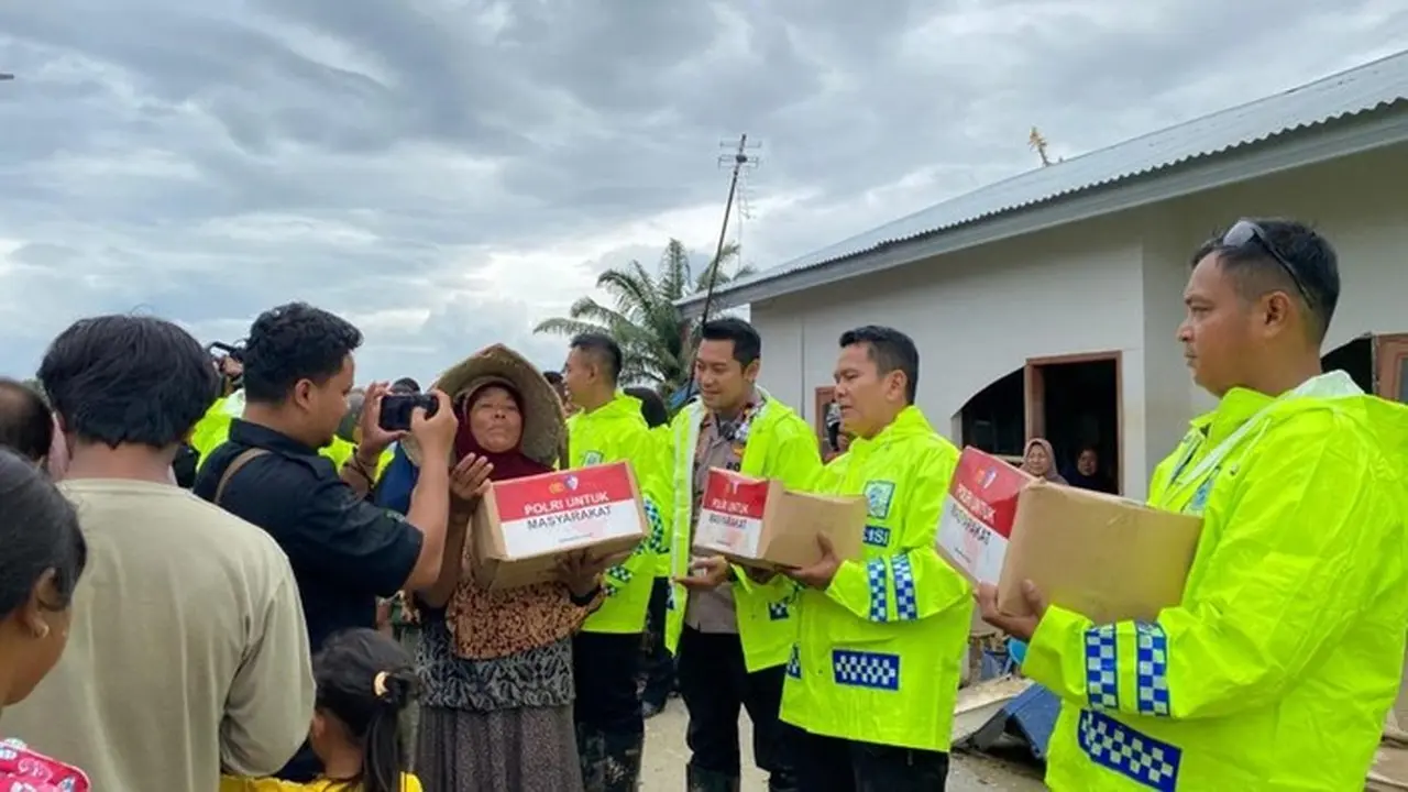 Kompol Sandy: “Masyarakat Antusias Terima Bantuan Sembako Korlantas Polri di Aceh Tamiang”