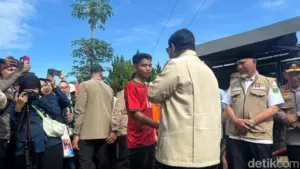 Prabowo Ajak Pengungsi Bencana Sumbar Tebak Nama Menteri, Kagumi Cita-cita Anak Jadi Tentara