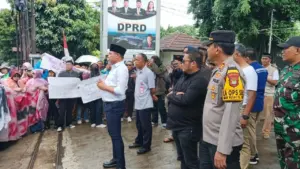 Kapolsek Cisauk: “150 Warga Serpong Demo DPRD Tangsel Tuntut Pengelolaan Sampah TPA Cipeucang”