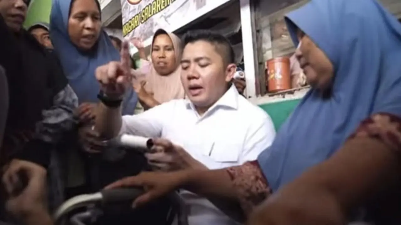 Seskab Teddy Indra Wijaya Serap Langsung Keluhan Ibu-ibu Pengungsi Bencana Agam