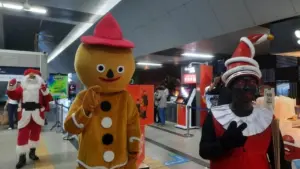 Derika: “Saya Mau Nangis,” Ungkap Lansia Bogor Saksikan Christmas Carol di MRT Blok M