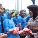 Polwan Bagikan Roti dan Air Mineral kepada Nelayan di Monas Saat Hujan Deras, Aksi Tetap Kondusif