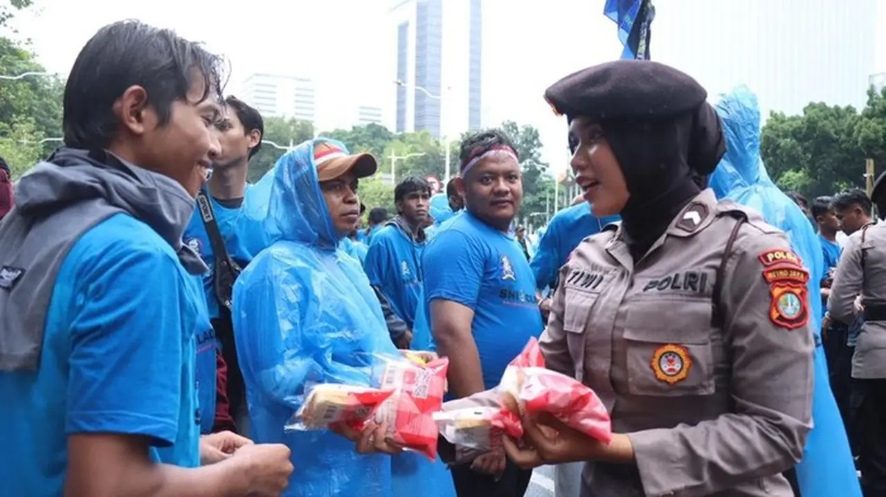 Polwan Bagikan Roti dan Air Mineral kepada Nelayan di Monas Saat Hujan Deras, Aksi Tetap Kondusif