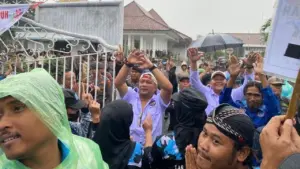 Tuntut Kenaikan UMK 12 Persen, Ratusan Buruh Gelar Demonstrasi di Pendopo Bupati Serang