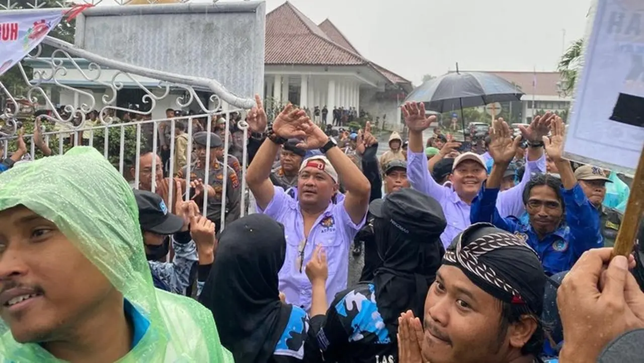 Tuntut Kenaikan UMK 12 Persen, Ratusan Buruh Gelar Demonstrasi di Pendopo Bupati Serang Tuntut Kenaikan UMK 12 Persen, Ratusan Buruh Gelar Demonstrasi di Pendopo Bupati Serang