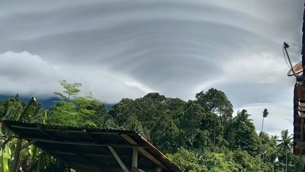 Awan Lenticularis Berbentuk Kipas Gegerkan Tanggamus Lampung, BMKG Ungkap Penjelasan Ilmiahnya