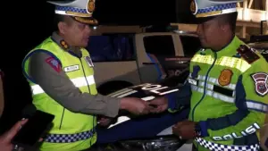 Korlantas Polri Salurkan Bantuan Mobil Patroli dan Ribuan Paket Sembako untuk Warga Terdampak Bencana di Padang Panjang-Solok