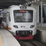 KAI Commuter: Mobil Tertemper Kereta Bandara di Poris-Kalideres, Jalur KRL Terganggu