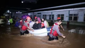 Polda Banten Evakuasi 40 Korban Banjir Padarincang Serang, Prioritaskan Lansia dan Balita ke SDN Sukamaju