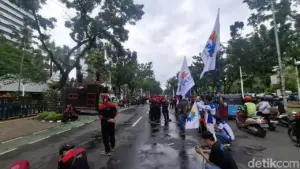 Buruh Demo Balai Kota Jakarta Desak Pengumuman UMP 2026, Menaker: Ini Pengecualian