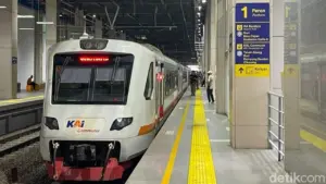 Kereta Bandara Tertemper Mobil di Poris-Kalideres, KAI Commuter Pastikan Jalur KRL Terbatas
