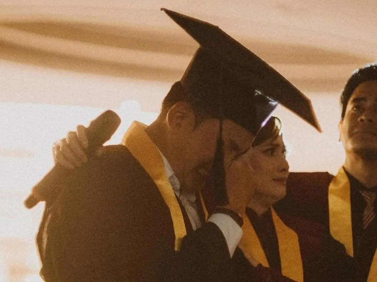 Kiki Farrel Raih Gelar Sarjana Setelah 17 Tahun Penantian, Tangis Pecah Ingat Mendiang Mama Dahlia